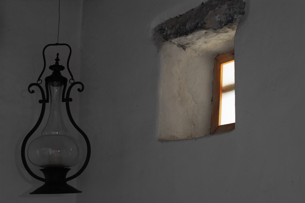 lanterne en métal noir à côté de la petite fenêtre