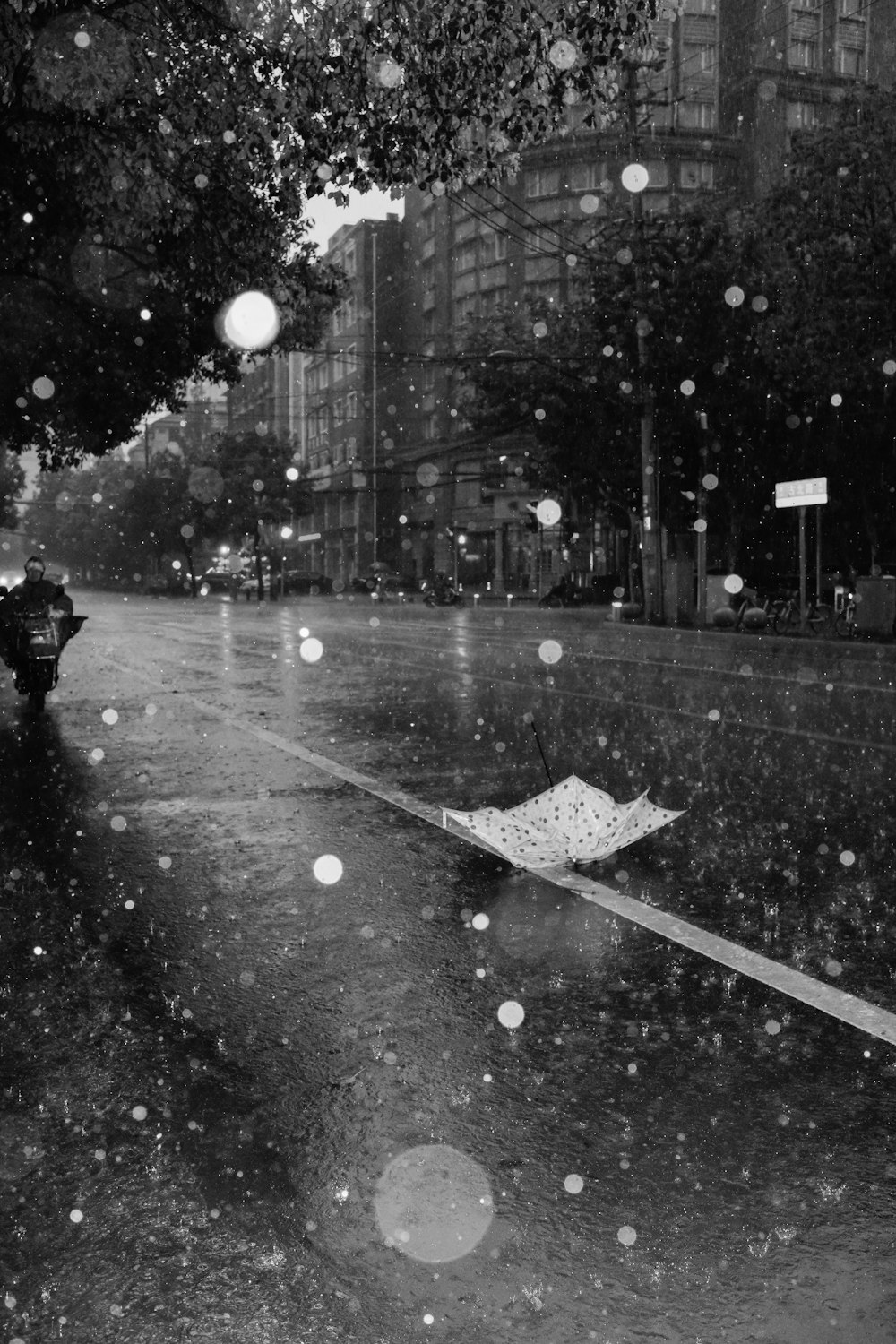 guarda-chuva de cabeça para baixo na estrada durante a chuva
