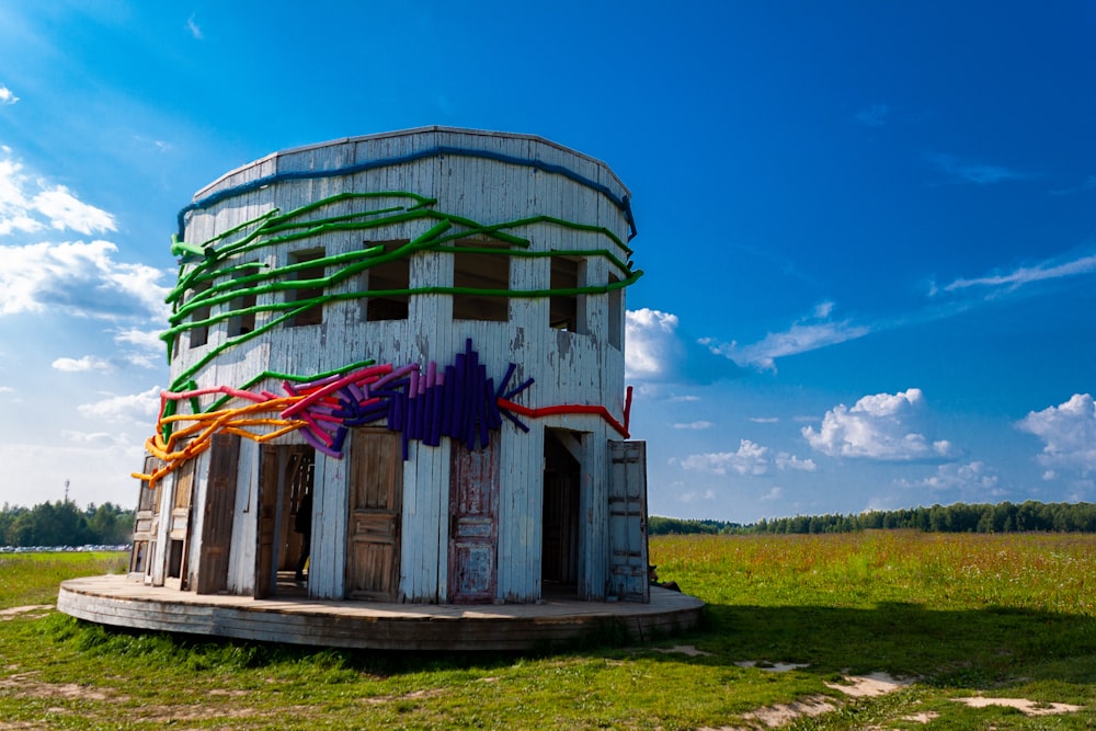 Casa Blanca en el campo de hierba durante el día