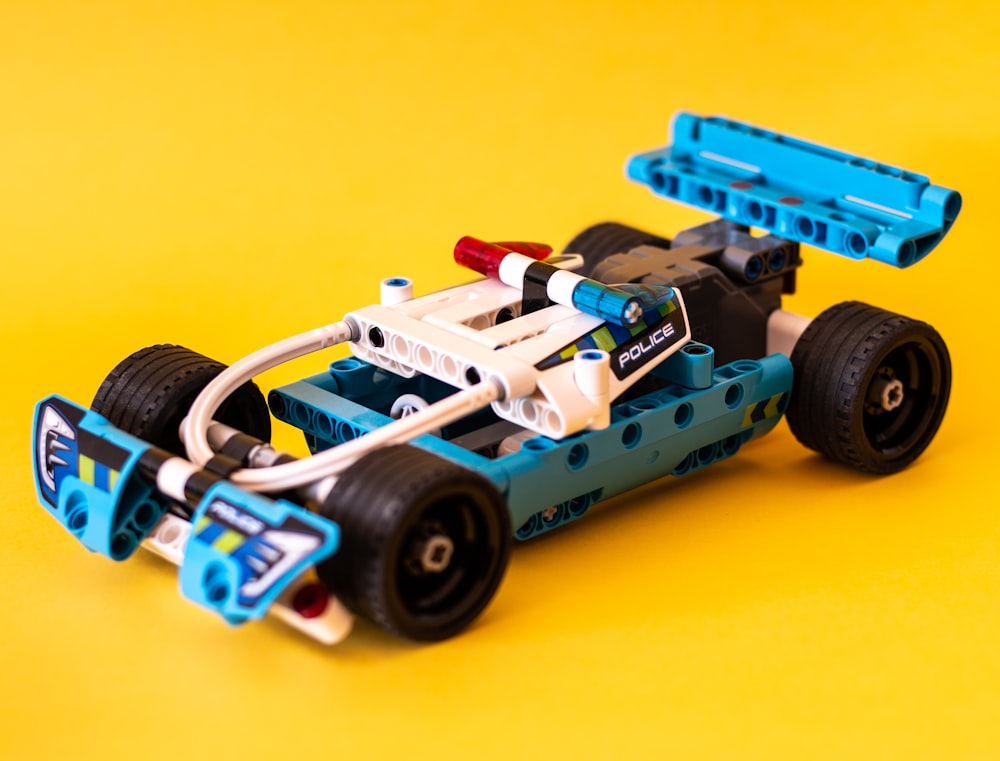 흰색과 파란색 경주 용 자동차 장난감