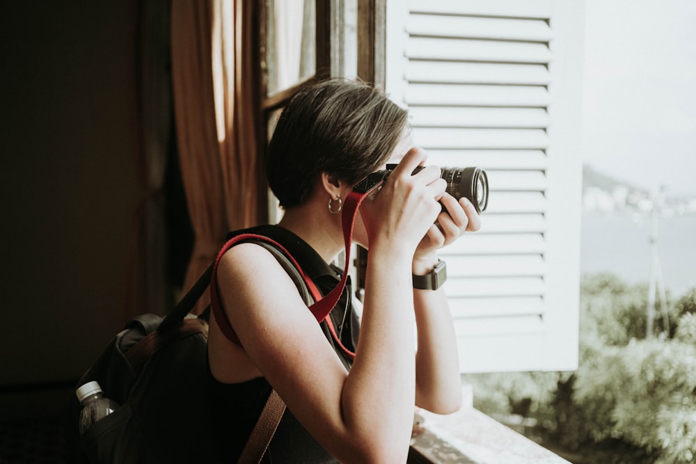 写真を撮る女性