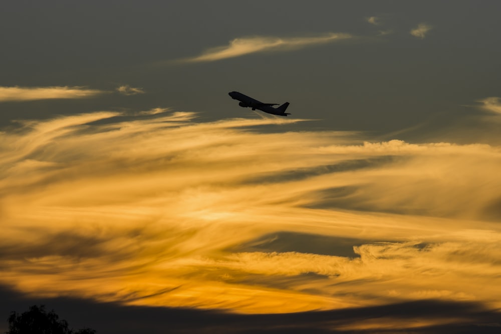 Flugzeug über dem Himmel