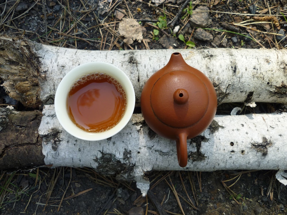 Tetera marrón y taza blanca