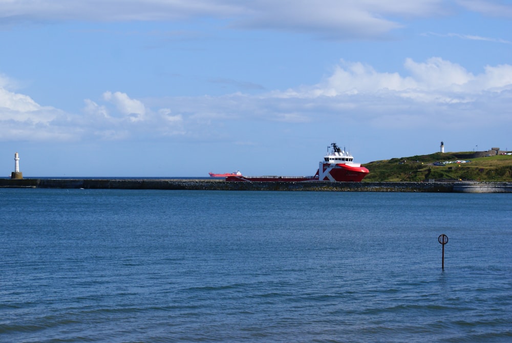 navio ao lado da costa durante o dia