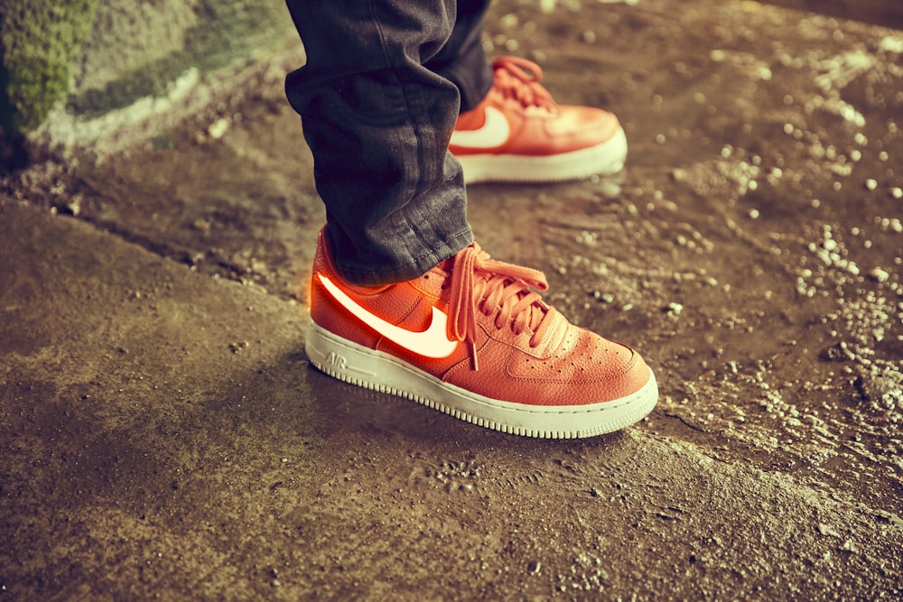 Foto zum Thema Person, die rote Nike-Schuhe trägt – Kostenloses Bild zu  Hip-hop auf Unsplash