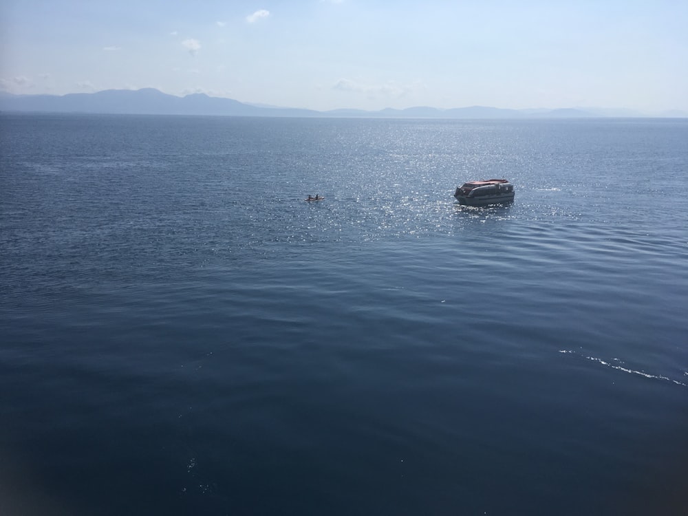 um barco flutuando em cima de um grande corpo de água