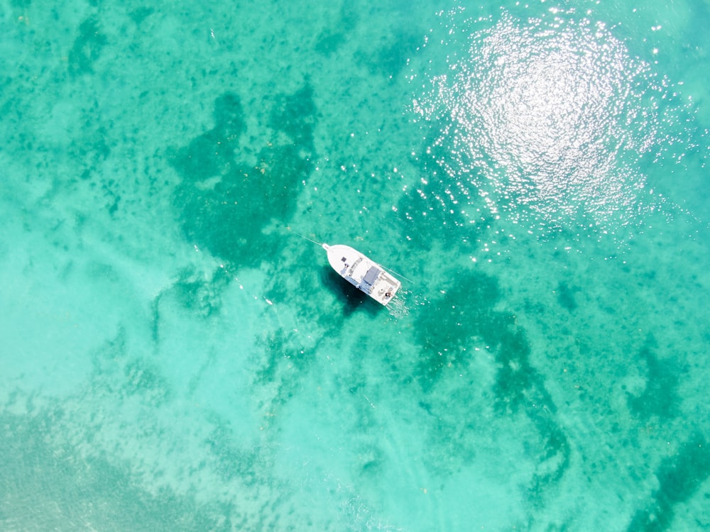 fotografia aérea do barco branco no corpo de água durante o dia