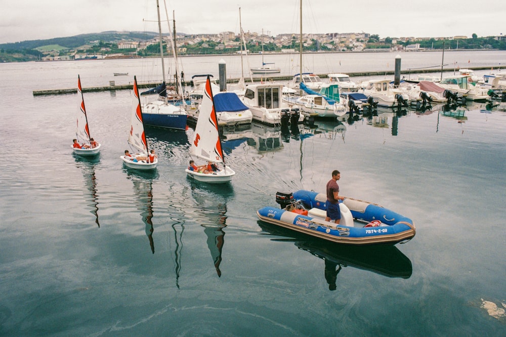 Mann fährt blau-weißes Schlauchboot in der Nähe der Promenade