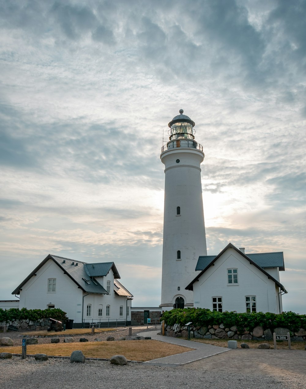 Deux maisons blanches et grises près du phare