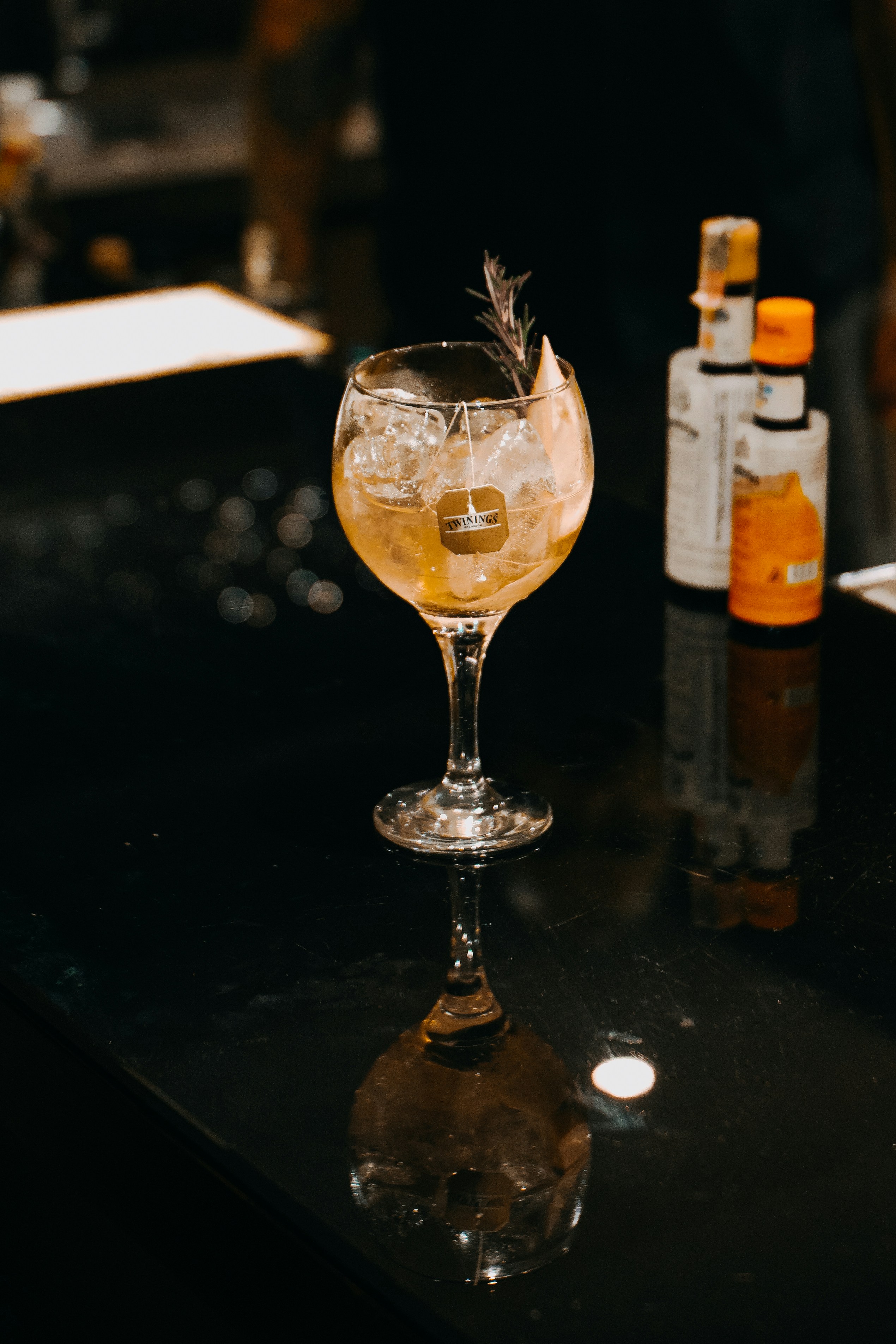 Foto de enfoque superficial de copa de vino de patas claras