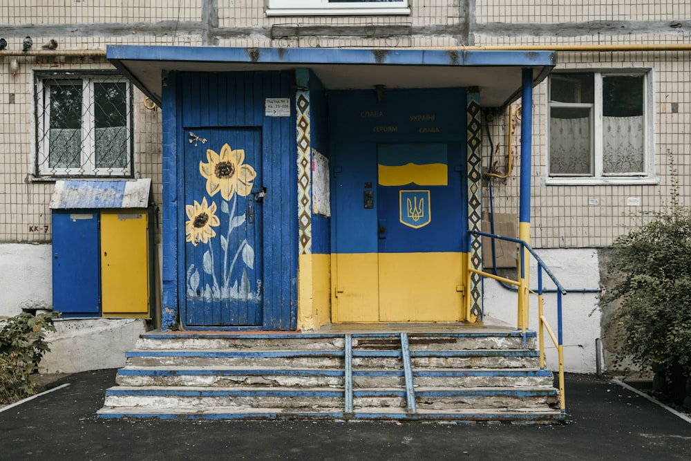 Edificio azul y amarillo