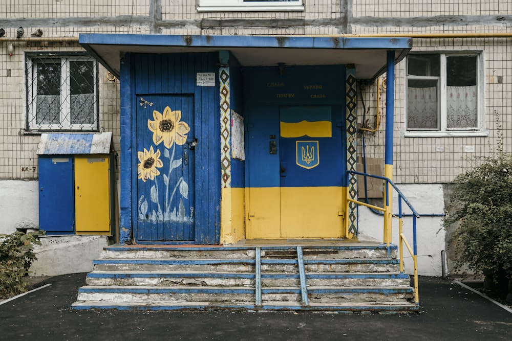 Bâtiment bleu et jaune