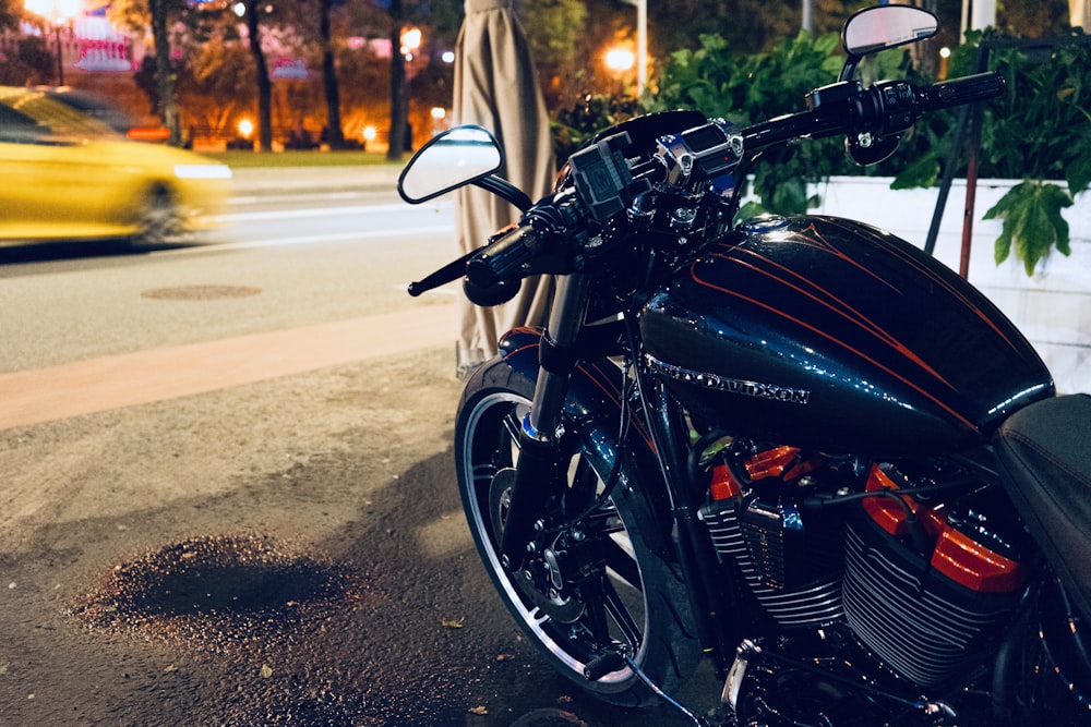 흑인과 갈색 오토바이