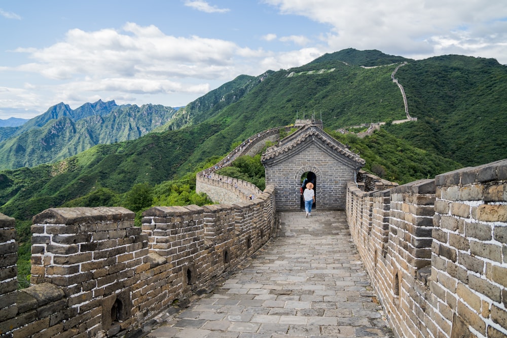 Frau, die tagsüber auf der Chinesischen Mauer spazieren geht