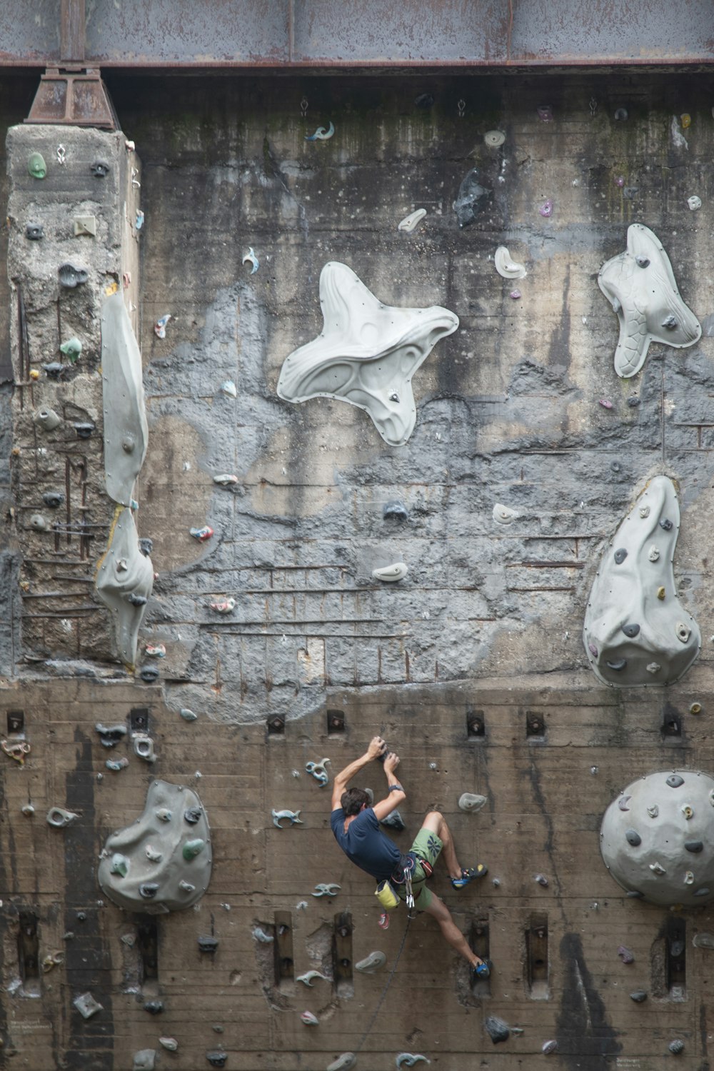 hombre haciendo escalada en pared