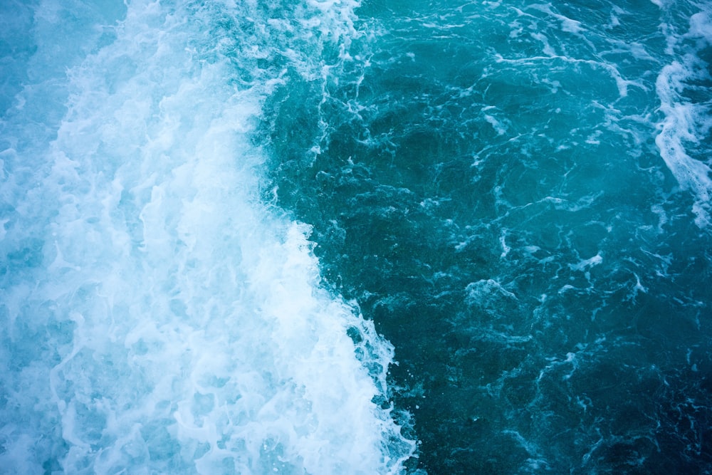 sea waves during daytime