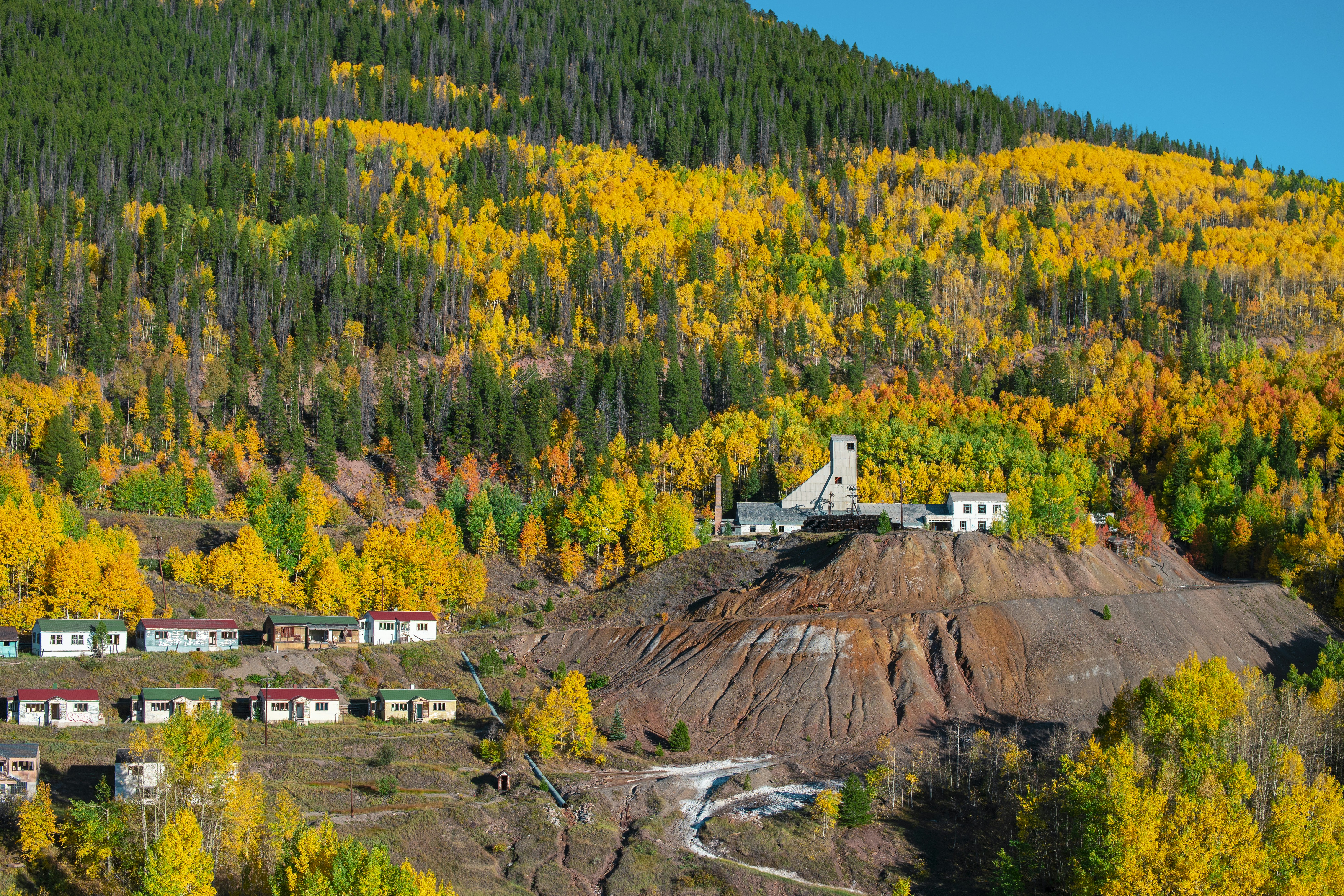Fotografía aérea de edificios bajo un cielo azul claro