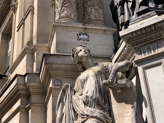 woman statue in 28 Rue Molière France