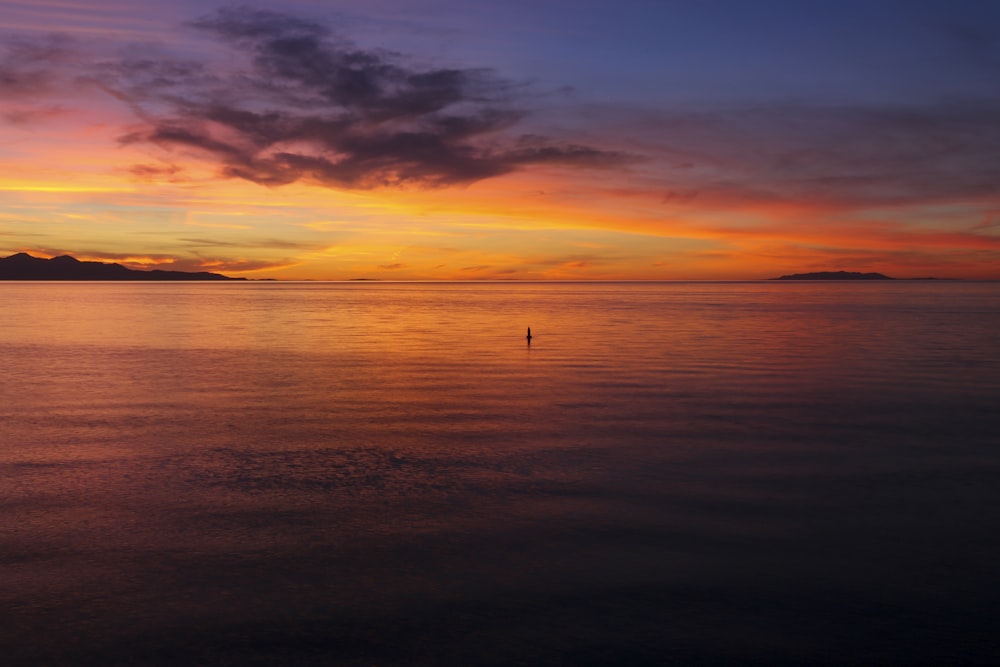 Specchio d'acqua durante l'ora d'oro