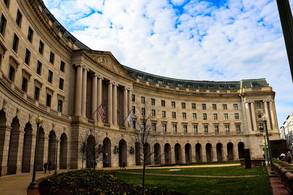 edificio in cemento marrone