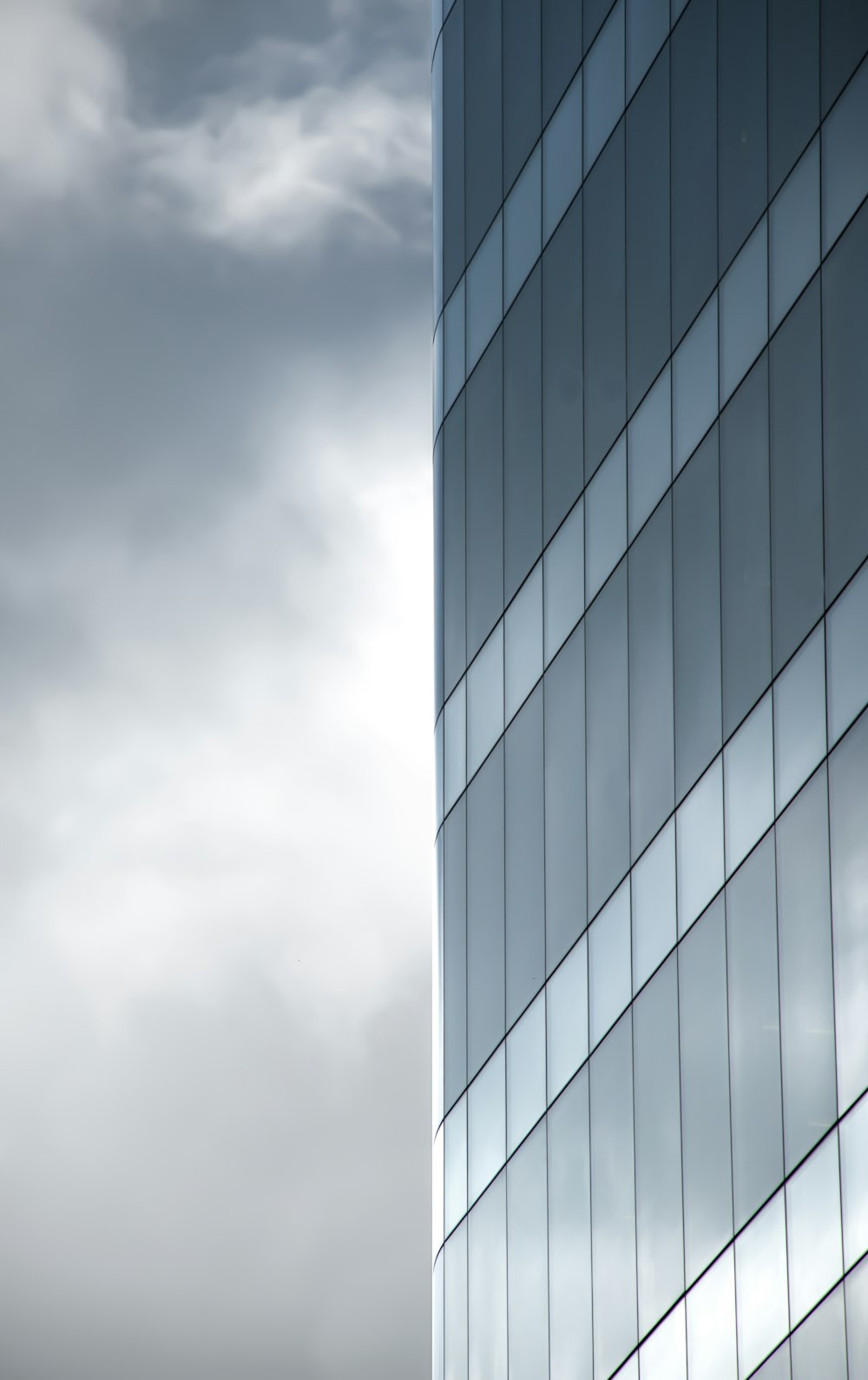 Edificio de pared de vidrio cortina azul