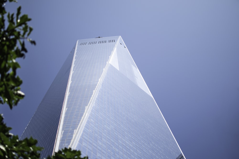 Bâtiment en béton gris pendant la journée