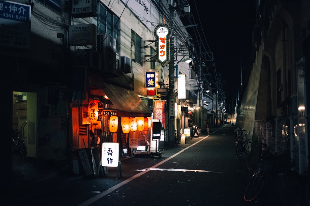 callejón vacío por la noche