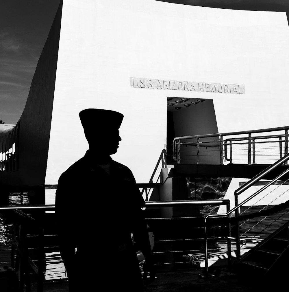 homme au mémorial de l’USS Arizona