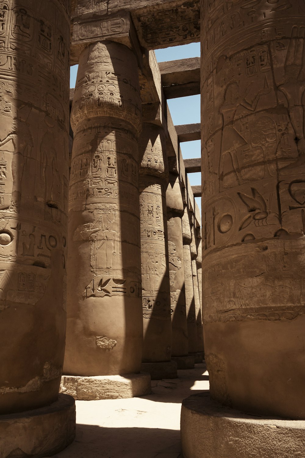 茶色の石のエジプトの神殿の廃墟