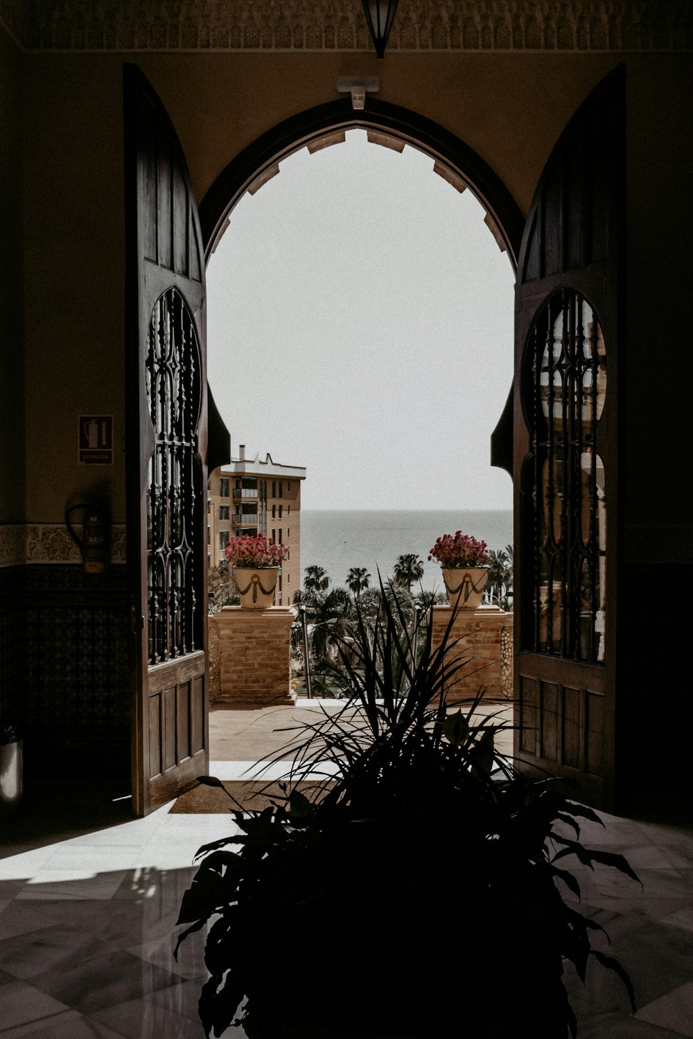 Puerta abierta que conduce a una terraza