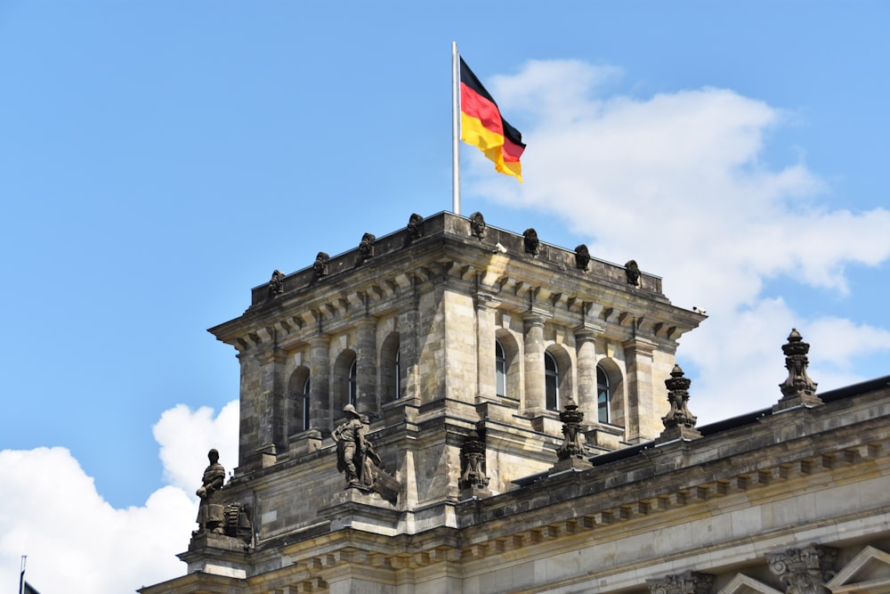 Edifício do Reichstag com bandeira