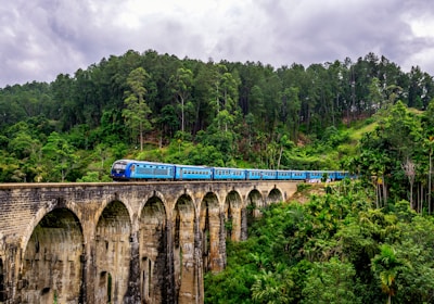 Sri Lanka Rundreisen Hochland Bahnfahrt über Viadukt