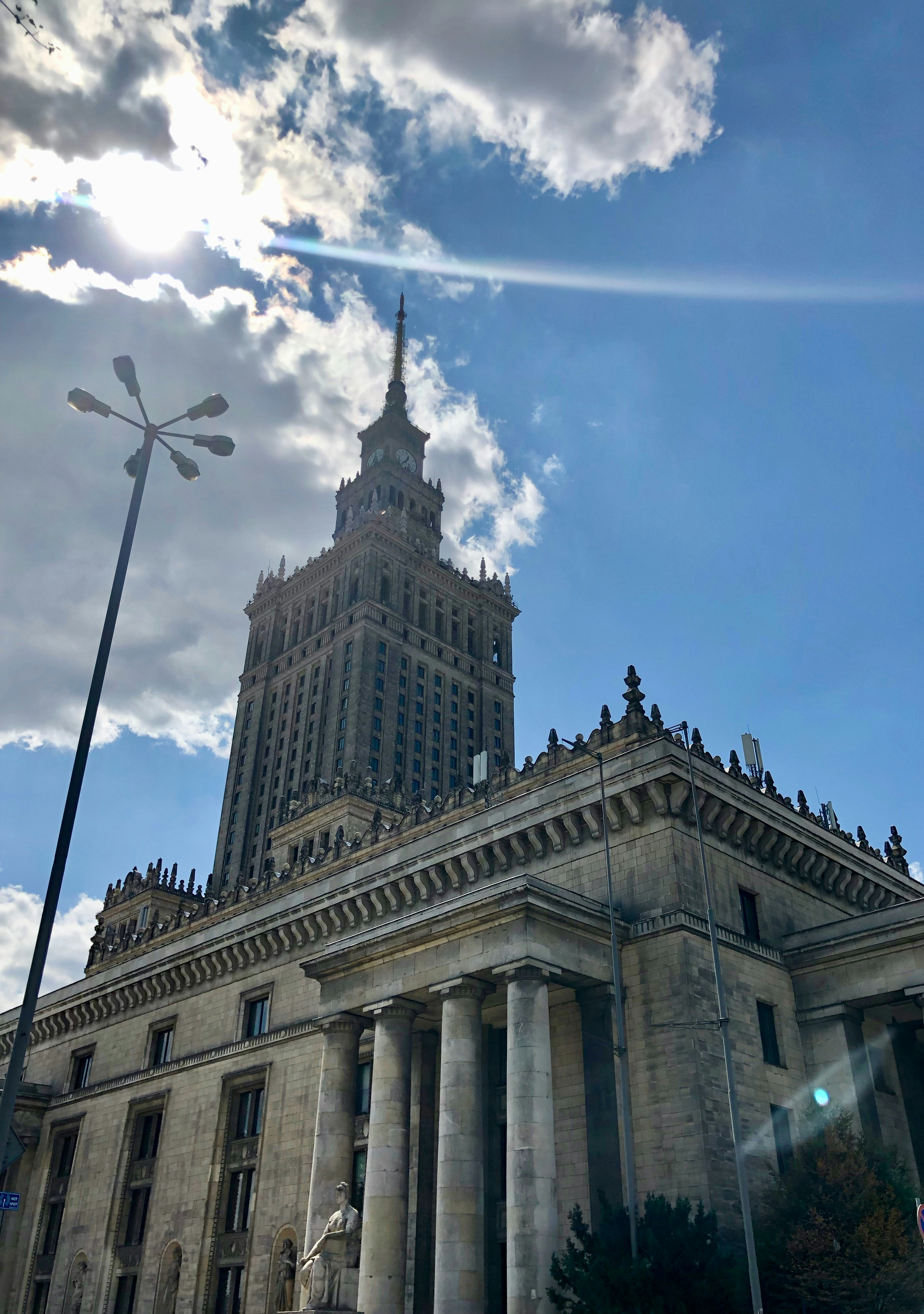 edificio in cemento marrone