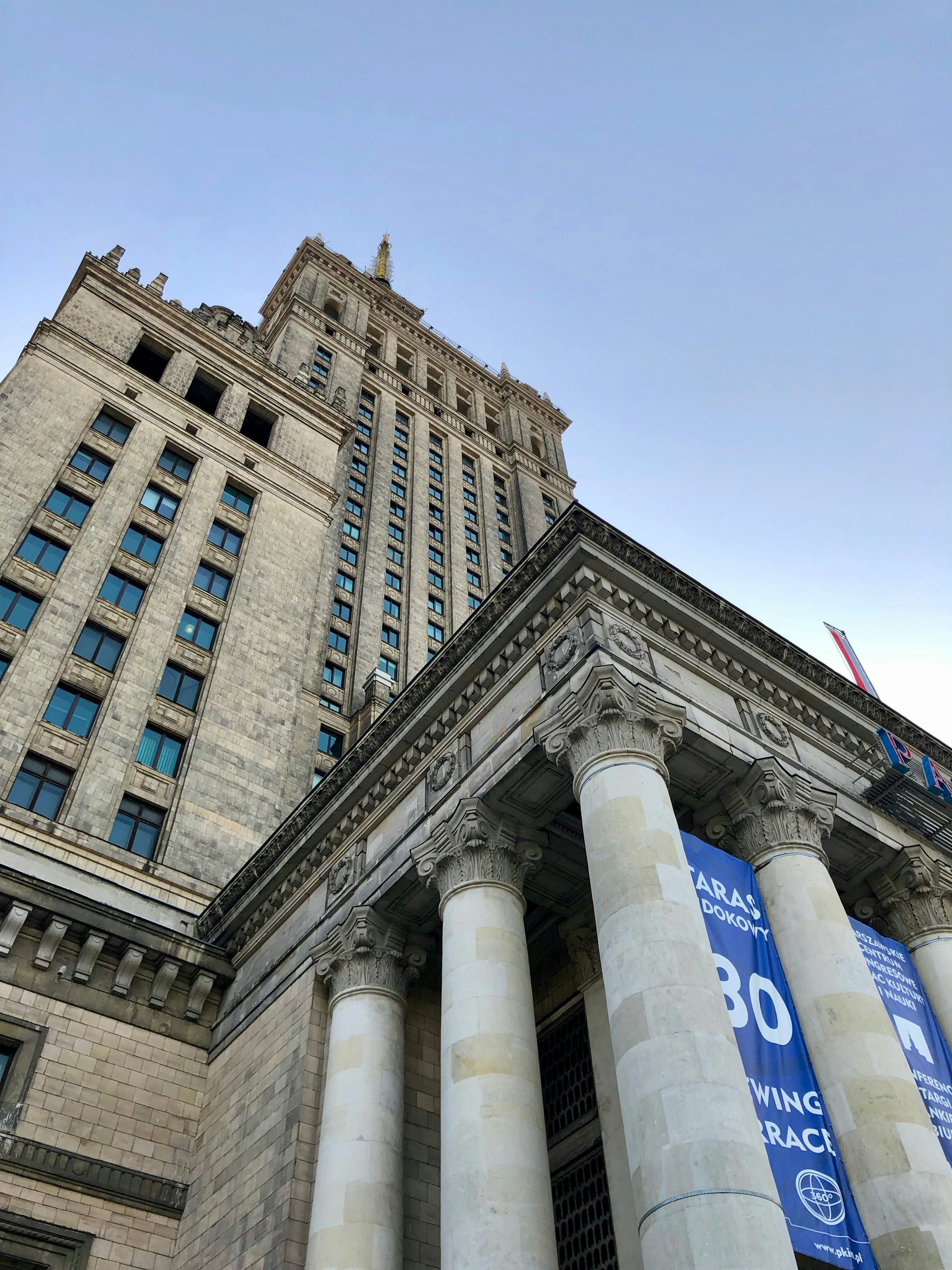 Vista angolare dal basso dell'edificio governativo