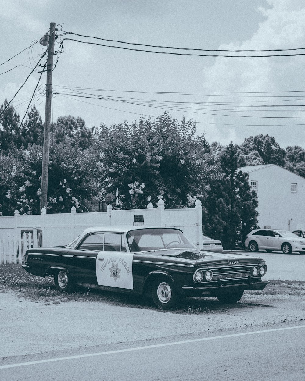 Foto in scala di grigi dell'auto della polizia