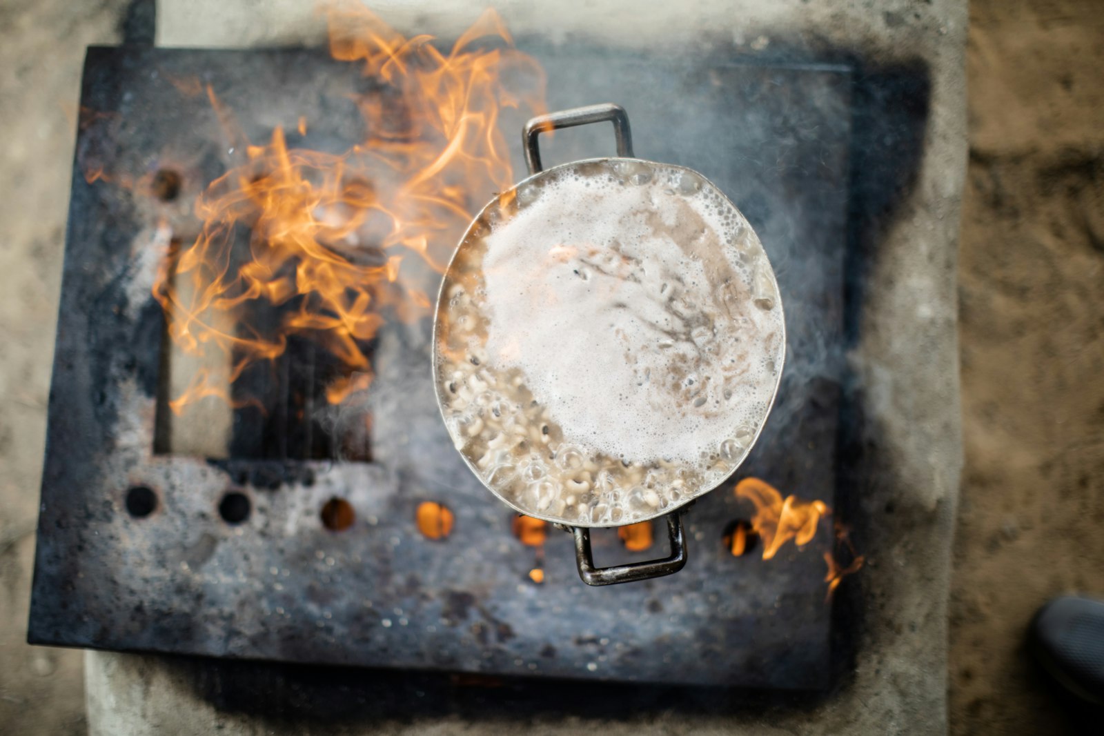 Canon EF 50mm F1.2L USM sample photo. Boiling water in pot photography