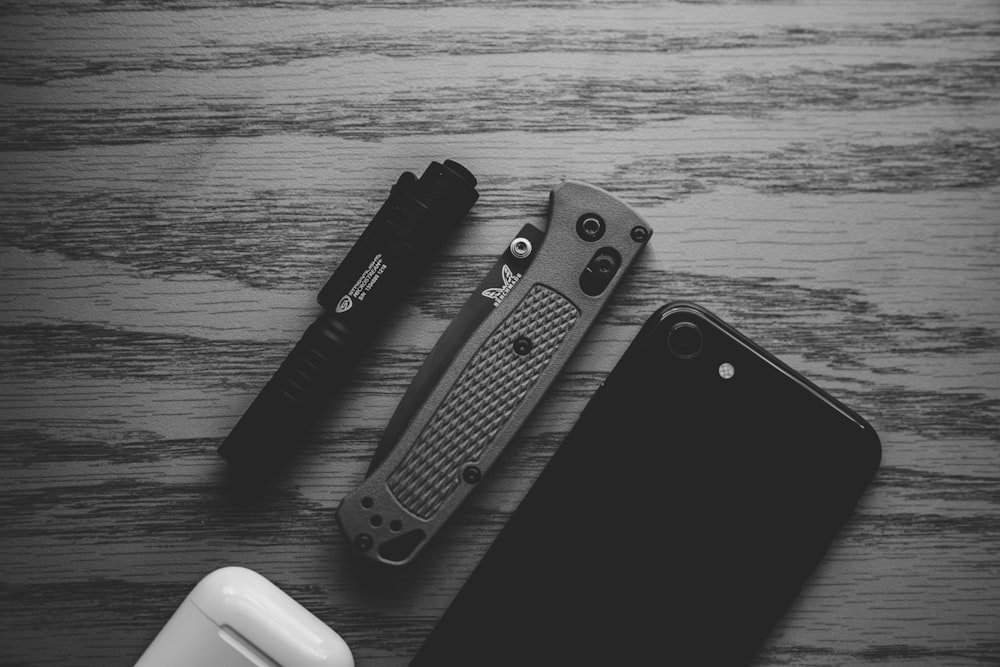 Ein paar Handys, die auf einem Holztisch sitzen