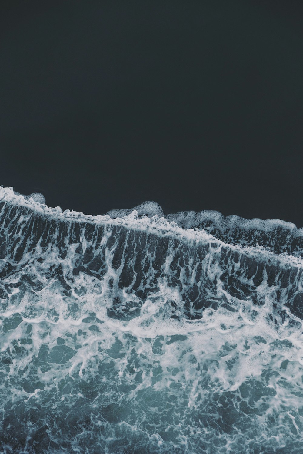 Vue aérienne des vagues de la mer