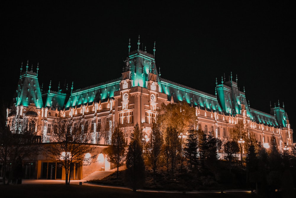 Un grand bâtiment éclairé de lumières vertes