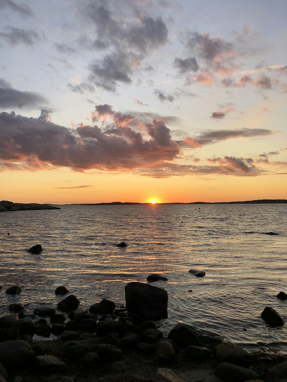 El sol se está poniendo sobre un cuerpo de agua