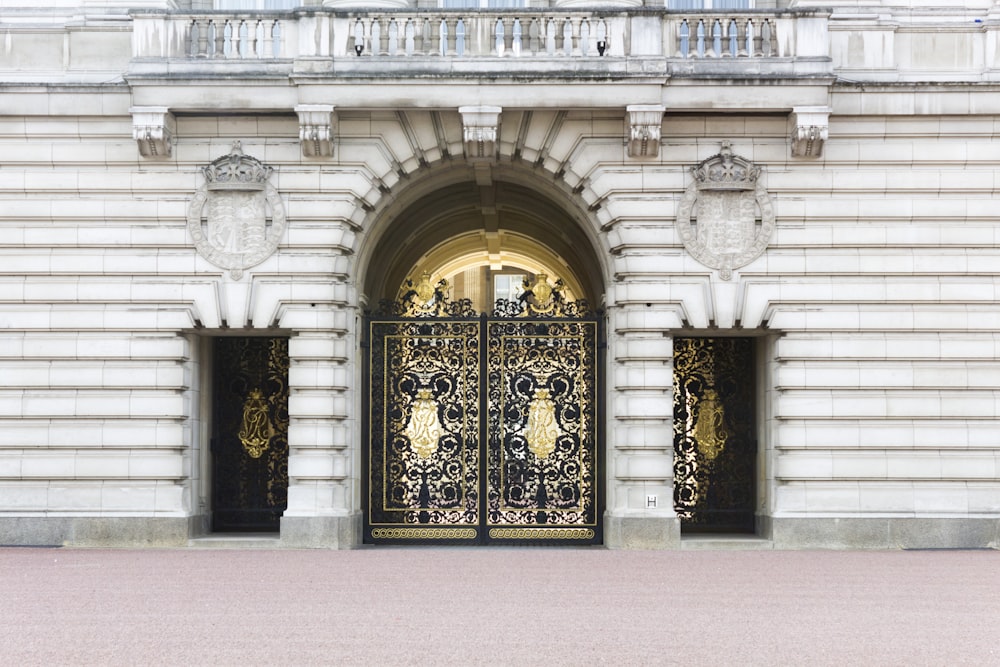 Edificio de hormigón gris con puerta floral marrón y negro