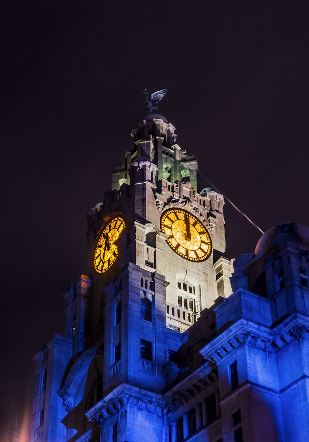 Fotografia dal basso di un orologio da torre