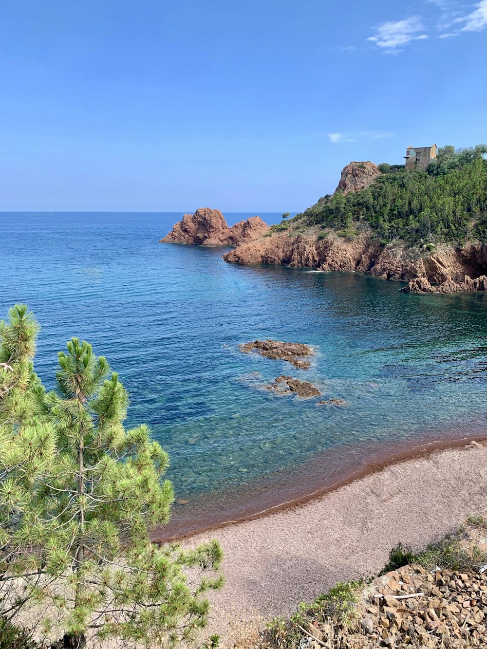 Meeresküste mit klarem, blauem Meer während des Tages