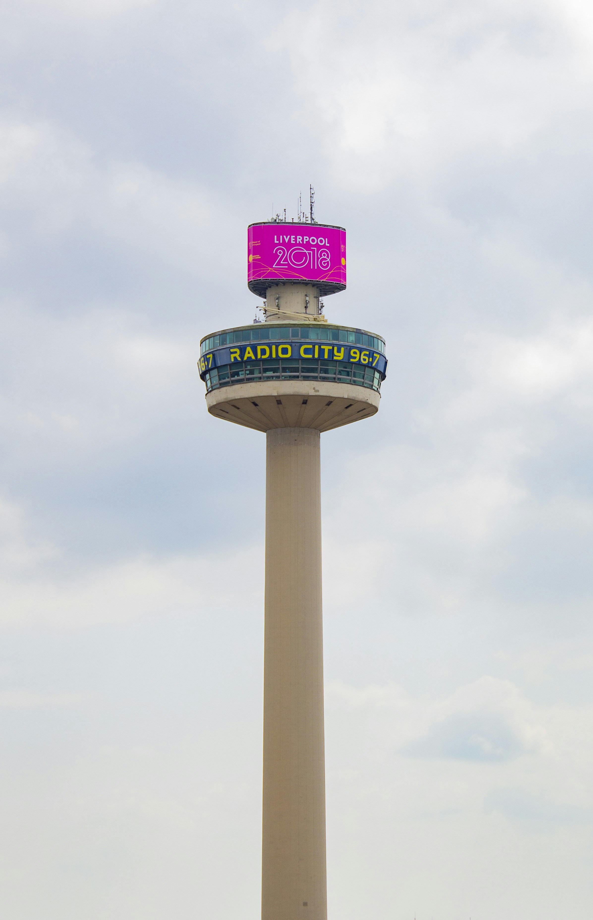 Weißer und blauer Turm tagsüber