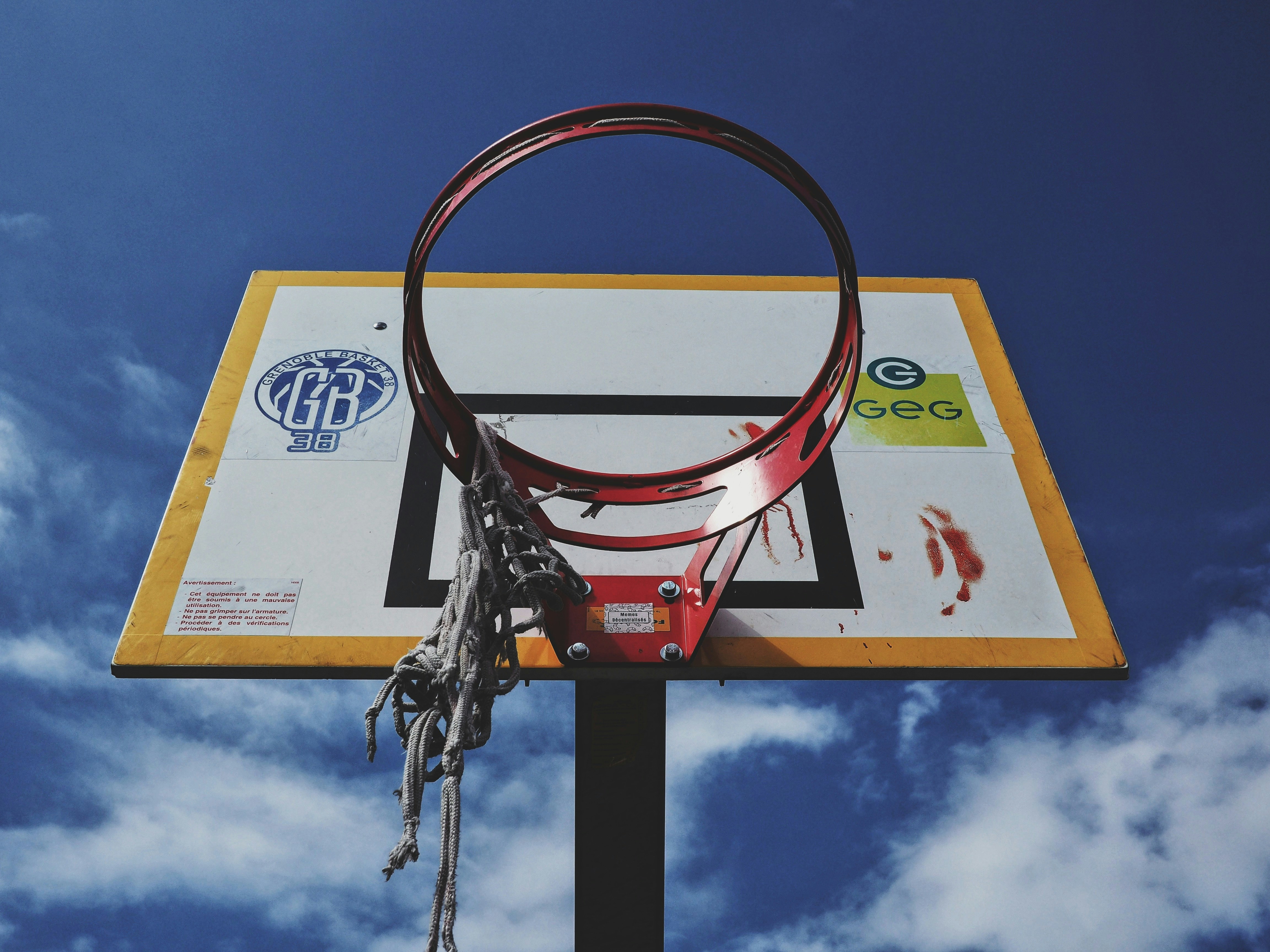 Low angle basketball hoop