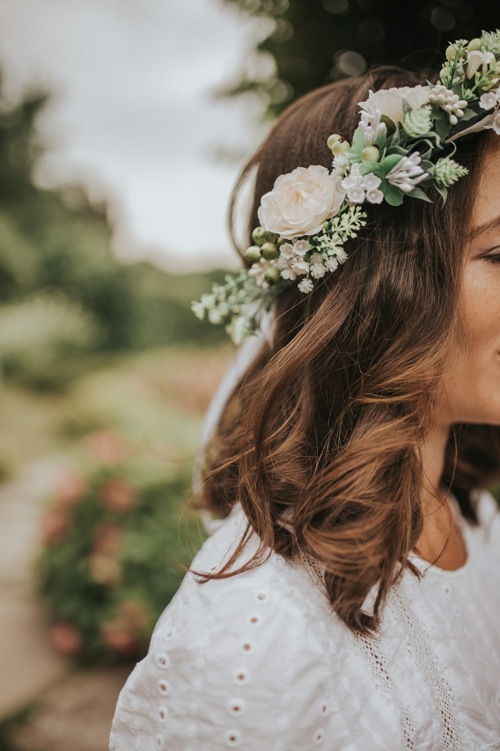 Frau mit weißen Blumen Stirnband