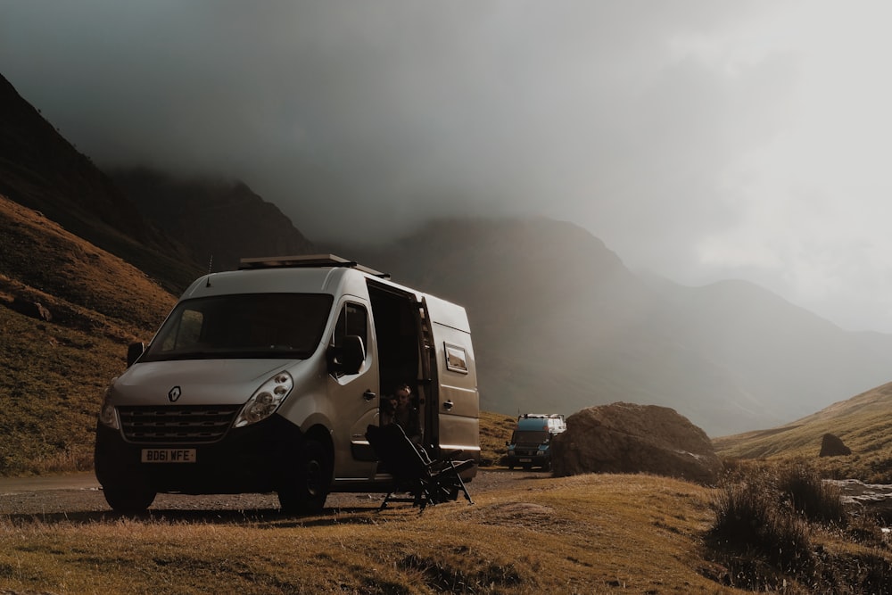 grauer Renault Van auf dem Hügel
