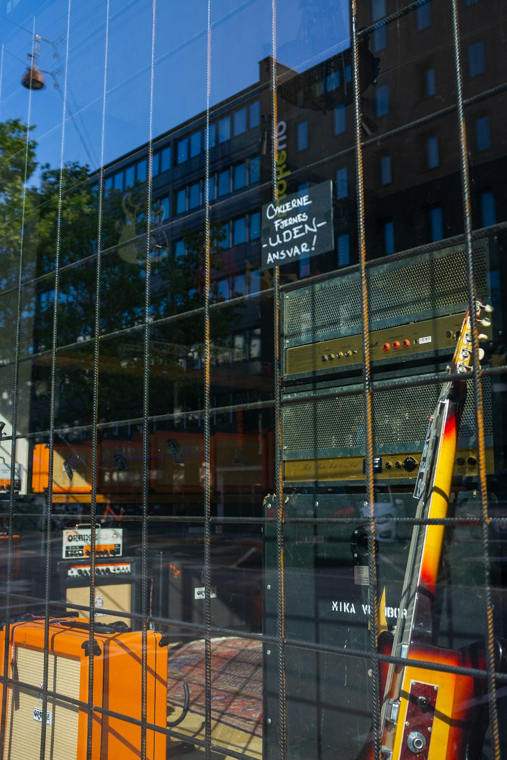 un reflejo de un edificio en una ventana de vidrio