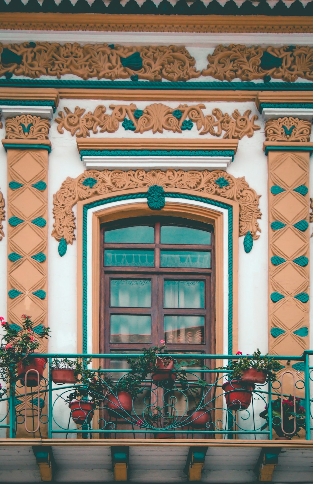 maison peinte en brun et blanc