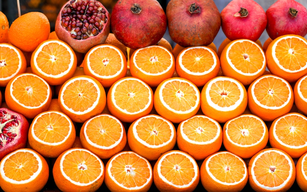 オレンジ色の果物の近くのザクロの果物